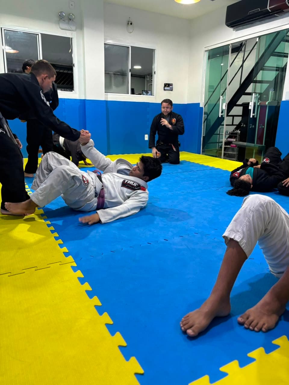 Treino de Jiu-Jitsu na academia JCBJJ em Manaus